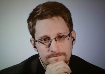 Edward Snowden seeks Russian citizenship